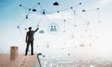 adam çatıda sırt ile ayakta 