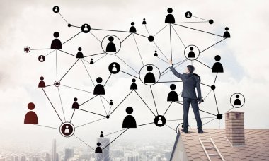 adam çatıda sırt ile ayakta 