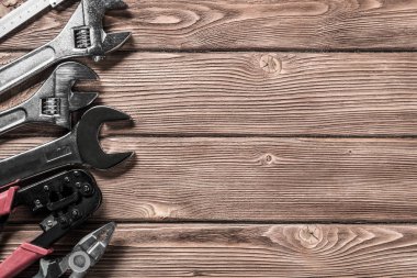 ahşap masa enstrümanlar