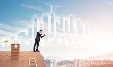 Çatının kenarında genç işadamı