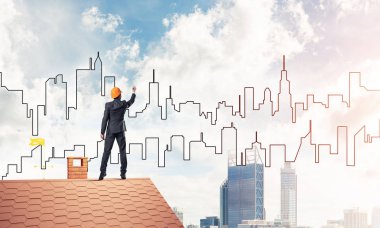 Mühendis adam sırt üstü çatı ile ayakta 