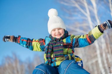 Küçük sevimli çocuk sürme kızak 