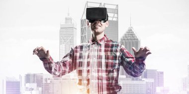 Sanal gerçeklik kulaklık ile genç adam 