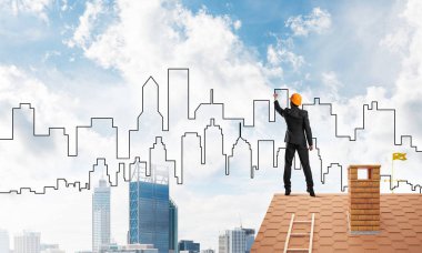 Mühendis adam sırt üstü çatı ile ayakta 