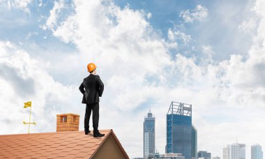 Takım elbise ve kask genç işadamı 