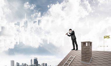 Çatının kenarında genç işadamı