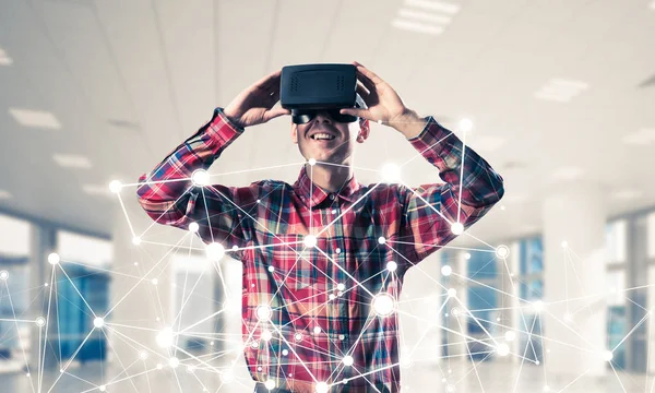 Jeune homme avec casque de réalité virtuelle — Photo
