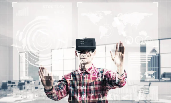 Hombre joven con auriculares de realidad virtual —  Fotos de Stock