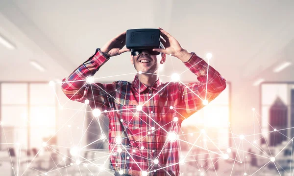 Jeune homme avec casque de réalité virtuelle — Photo