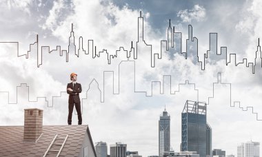 Takım elbise ve kask genç işadamı 