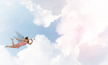 megafon yüksek havada uçan kadınla