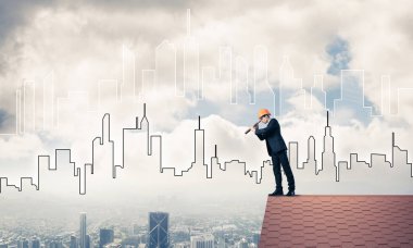 Takım elbise ve kask genç işadamı 