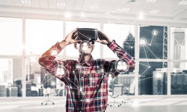 Sanal gerçeklik kulaklık ile genç adam 
