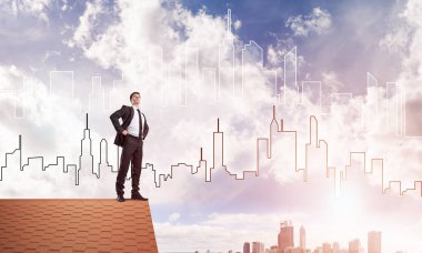 evin çatısında duran işadamı 