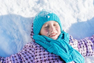 kar üzerinde yatan kız