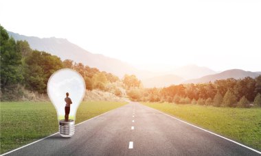 Ampul içinde hapsolmuş genç iş kadını