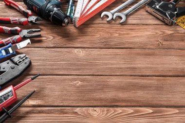 ahşap masa enstrümanlar