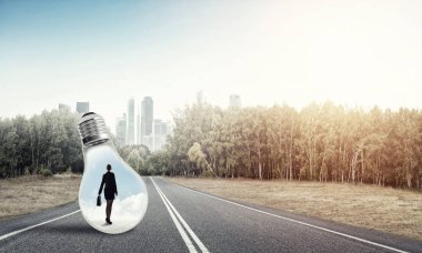 Ampul içinde hapsolmuş genç iş kadını