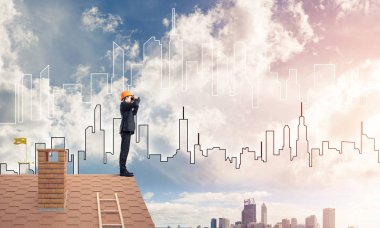 Takım elbise ve kask genç işadamı 