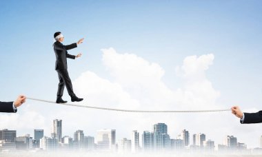 İşadamı blindfolder gözleri ile