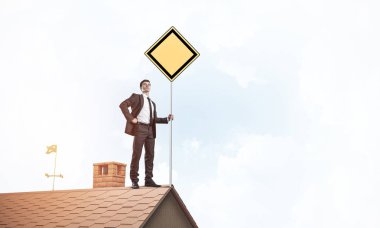 Boş sarı işaret tutan takım elbiseli adam 