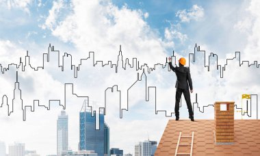 Mühendis adam sırt üstü çatı ile ayakta 