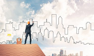 Mühendis adam sırt üstü çatı ile ayakta 