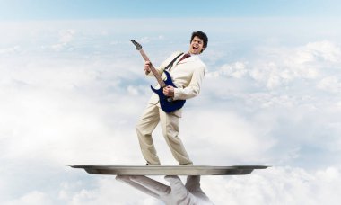 Garson tepsi adam sunulması