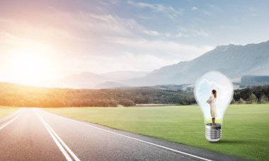 Ampul içinde hapsolmuş genç iş kadını