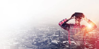 Sanal gerçeklik kulaklık ile genç adam 