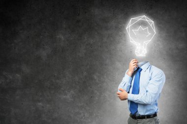 Adam fikrini düşünüyor.