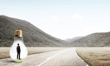 işadamı ampul içinde sıkışmış