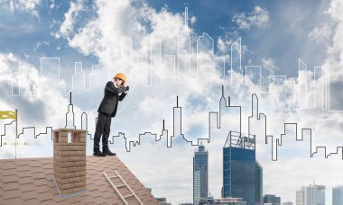 Takım elbise ve kask genç işadamı 