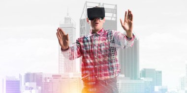 Sanal gerçeklik kulaklık ile genç adam 