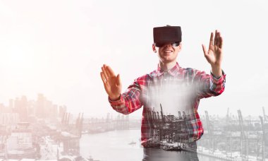 Sanal gerçeklik kulaklık ile genç adam 