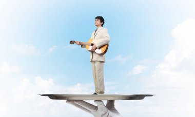 Garson tepsi adam sunulması