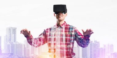 Sanal gerçeklik kulaklık ile genç adam 