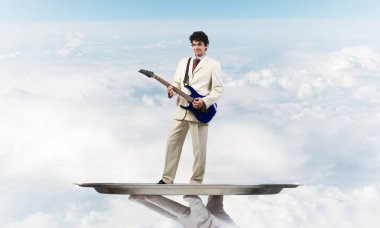 Garson tepsi adam sunulması