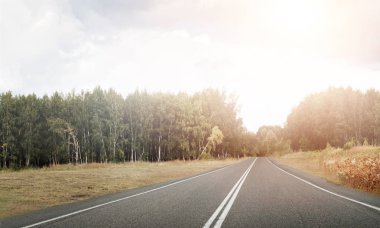 Asfalt yol ile doğal peyzaj