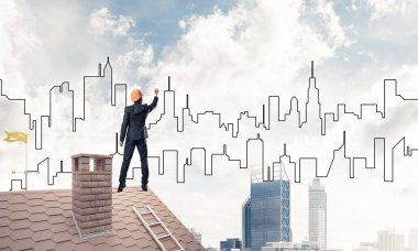 Mühendis adam sırt üstü çatı ile ayakta 