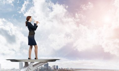 Garson tepsi kadın üzerinde sunulması 