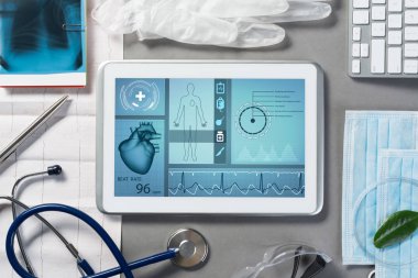 tablet PC ve doktor araçları masada