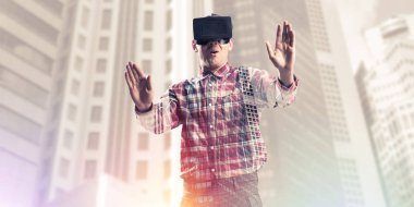 Sanal gerçeklik kulaklık ile genç adam 