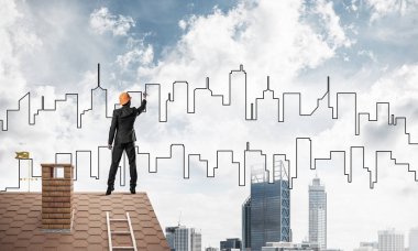 Mühendis adam sırt üstü çatı ile ayakta 