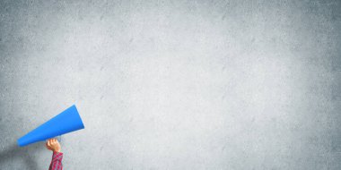 duyuru kağıt trompet yapma kadın