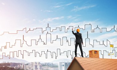 Mühendis adam sırt üstü çatı ile ayakta 