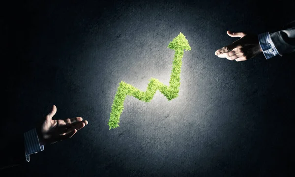 Fechar de mão empresário e verde gráfico crescente — Fotografia de Stock