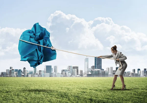 Frau zieht mit Mühe großen zerknüllten Ball — Stockfoto