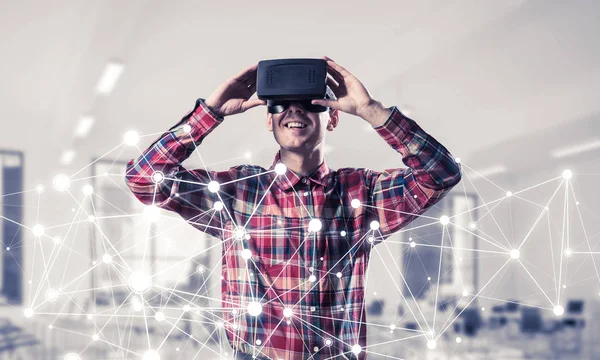 Jeune homme avec casque de réalité virtuelle — Photo