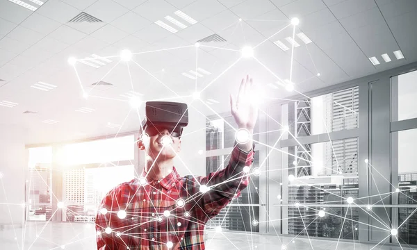 Jeune homme avec casque de réalité virtuelle — Photo